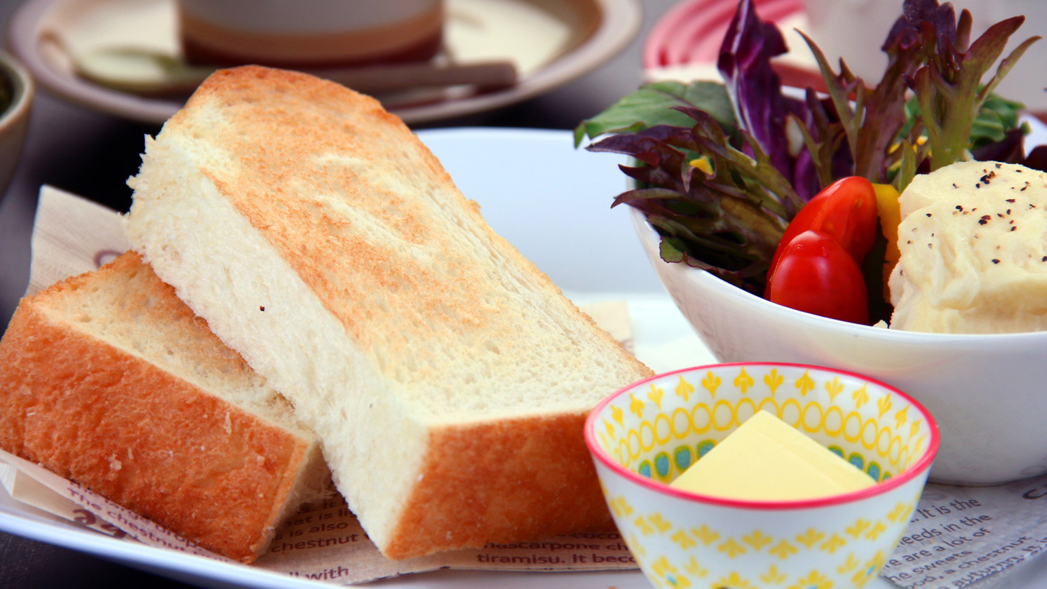 #無料朝食ふわふわの食パンに温かいスープが沁みわたる軽朝食。