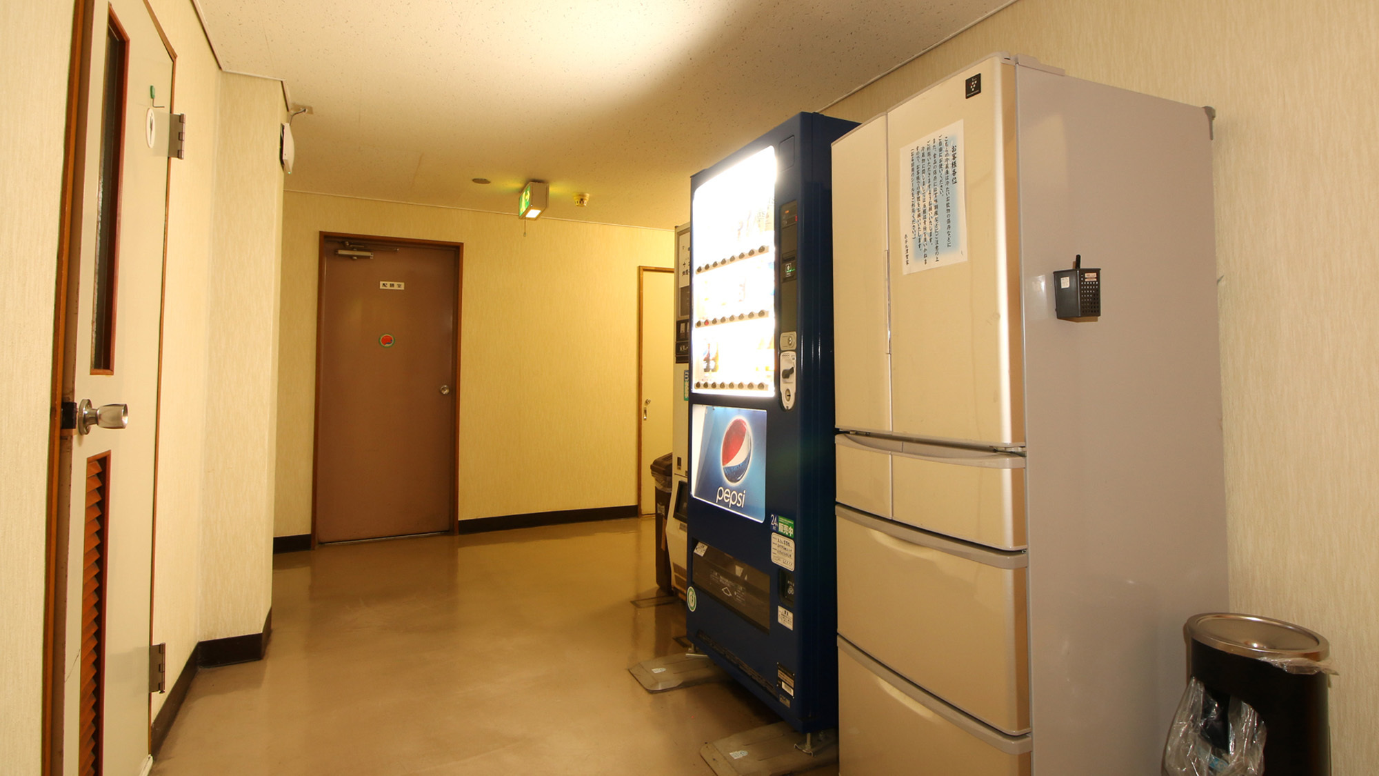 #館内には自販機や共同の大型冷蔵庫完備