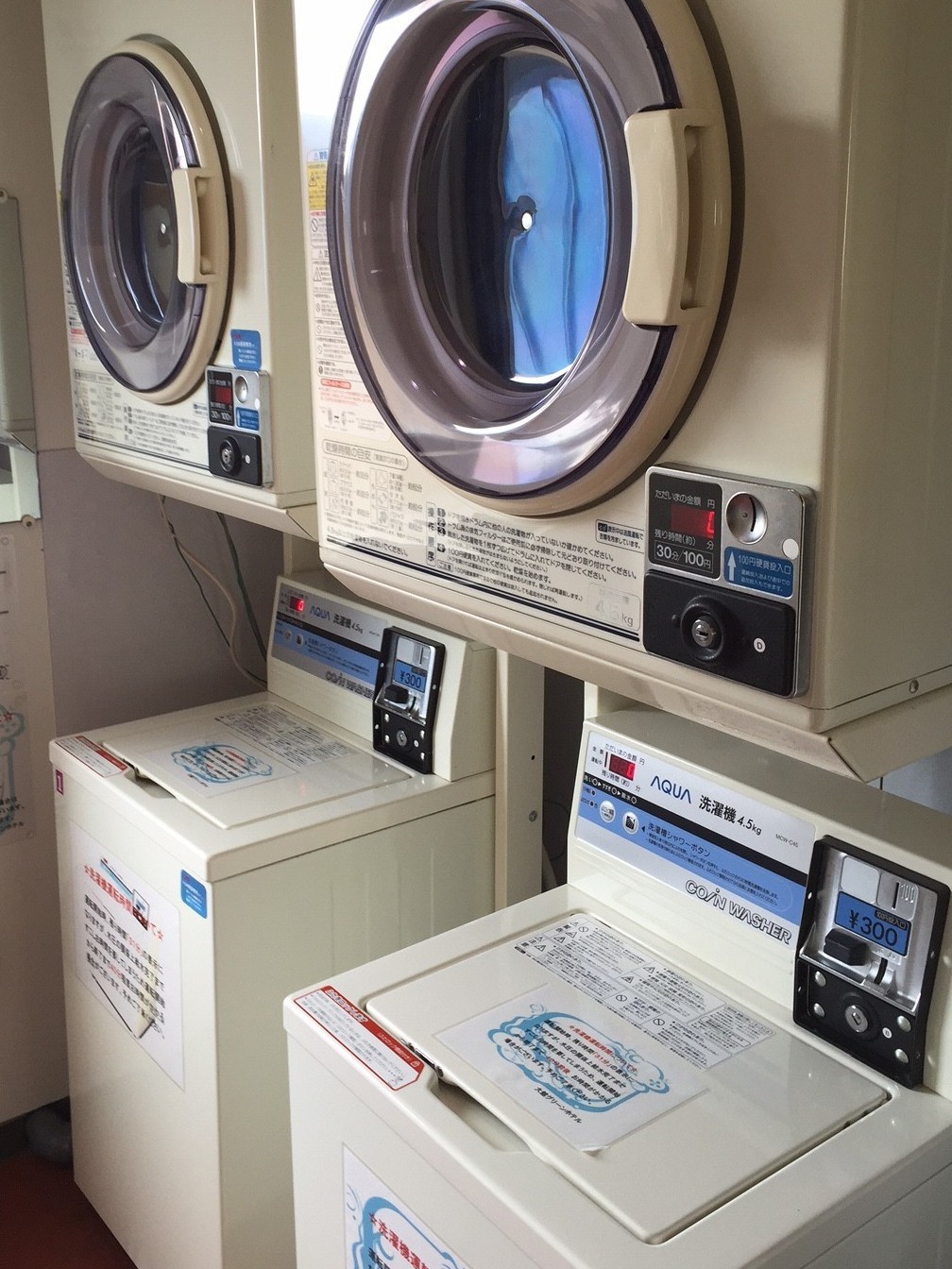 2F コインランドリ−
