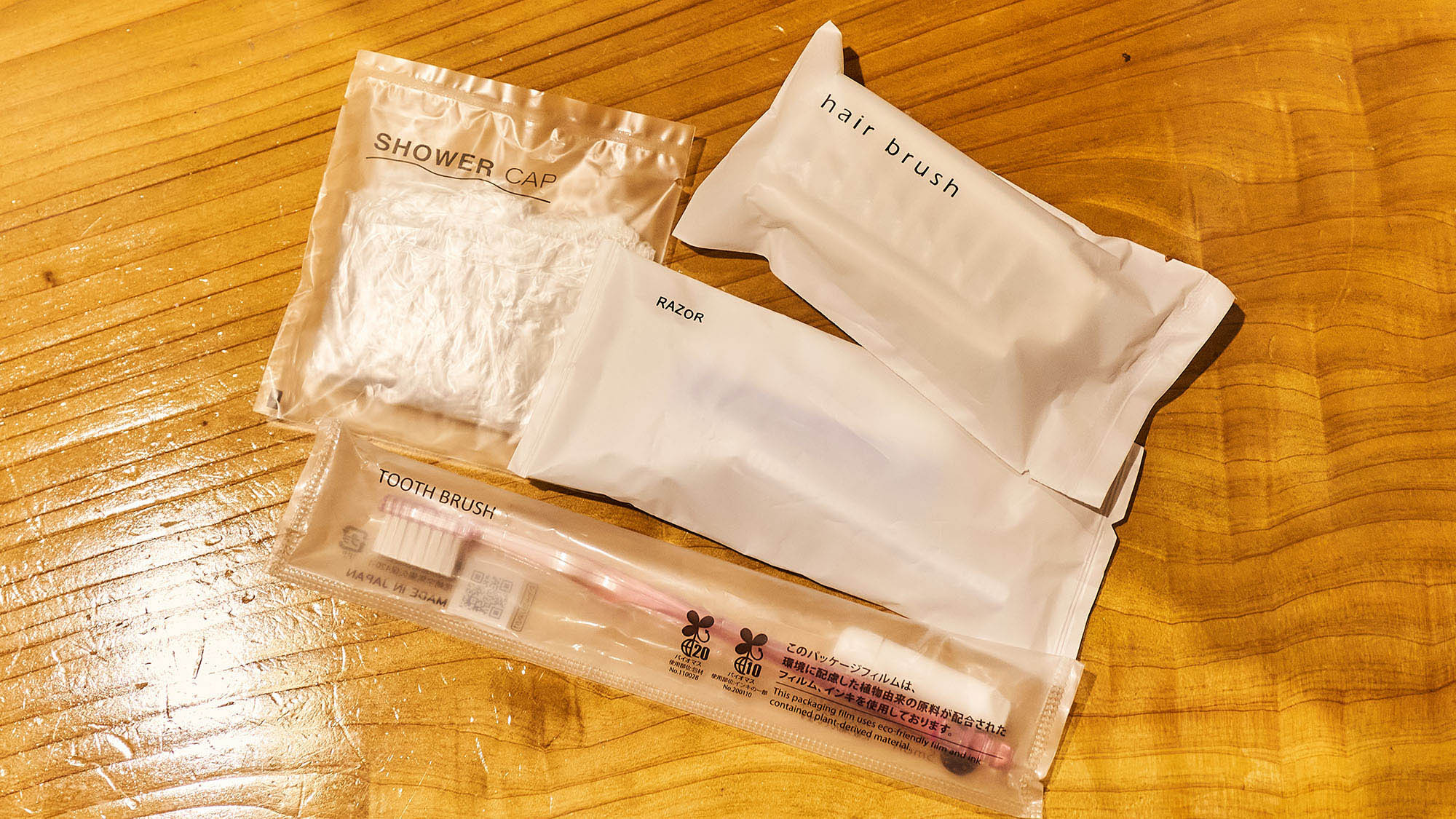 ・【アメニティ】歯ブラシ、ヘアブラシ、カミソリ、シャワーキャップ