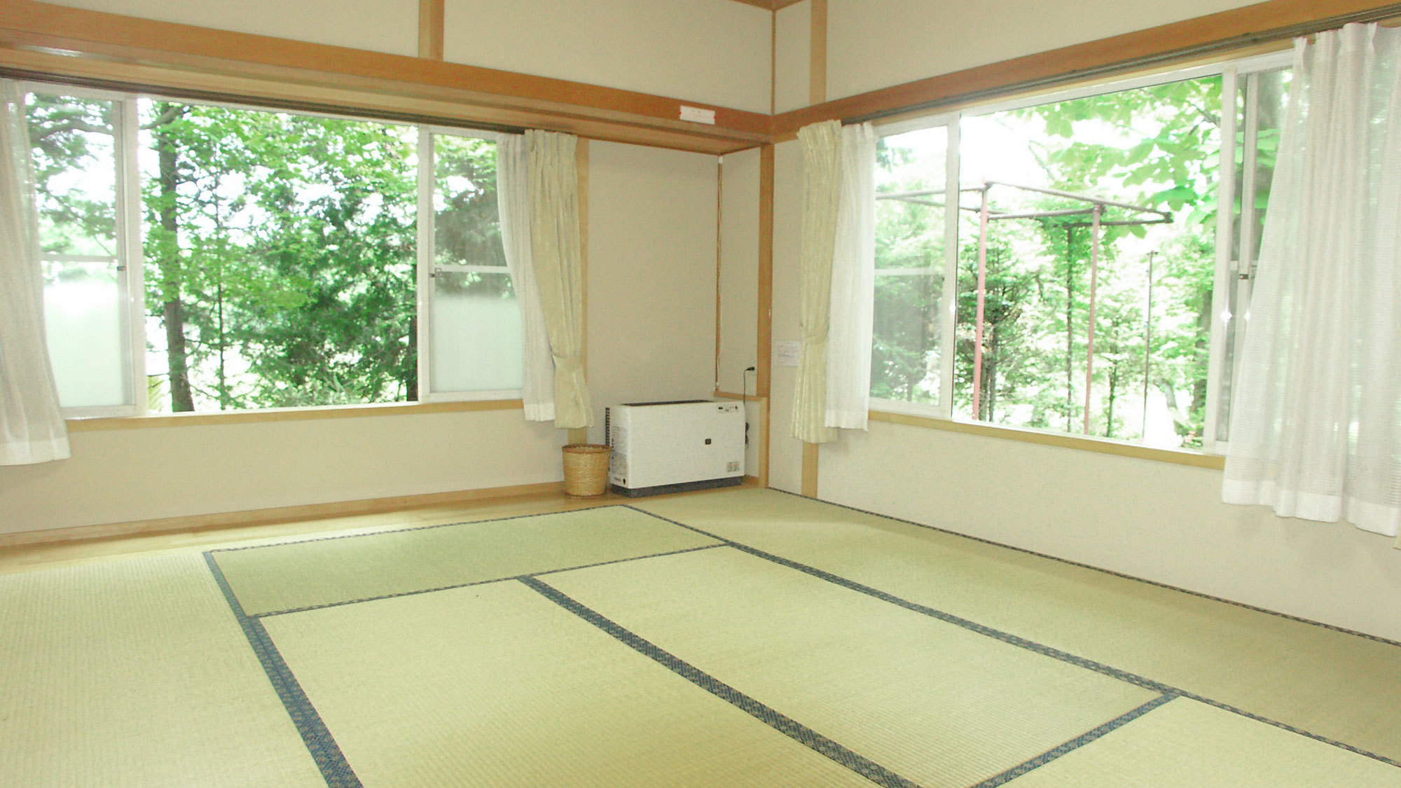 *4〜6名用IIタイプ_和室／大きな窓を開ければ四季折々の風を体感できます。