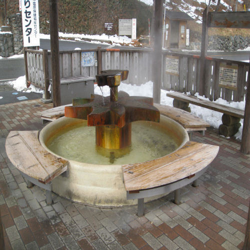 観光名所七ツ岩吊橋「足湯」