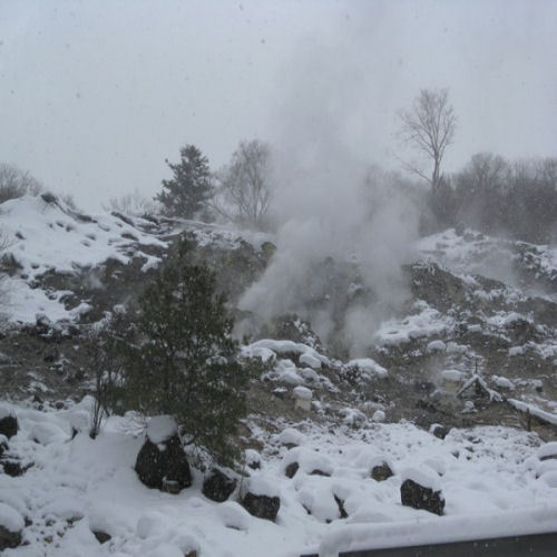 奥塩原新湯温泉爆裂噴煙