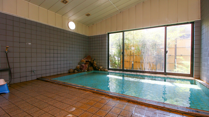 【温泉】大きな窓から明るい陽射しが差し込むゆったりとした湯船
