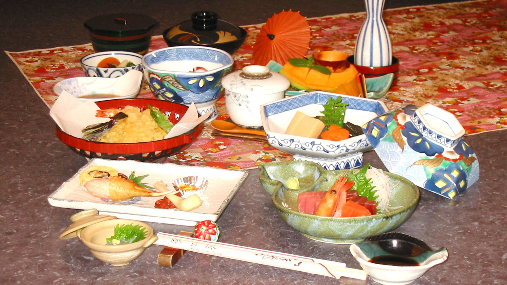 ・夕食は小田原の市場で仕入れた新鮮なお刺身や、季節の旬な食材を使用した和食膳をご用意致します