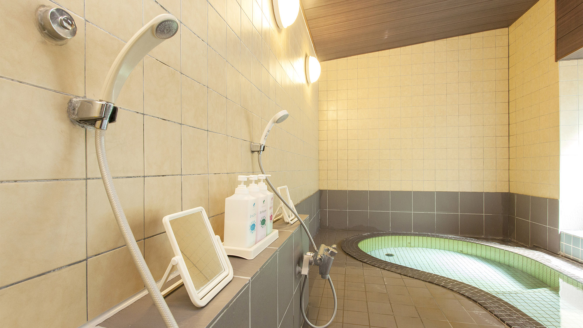・旅館敷地内より湧き出る温泉は、源泉（加温）かけ流し100％。ご宿泊者無料貸切でご利用いただけます
