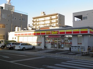 歩いて30秒とっても便利コンビニエンスストア