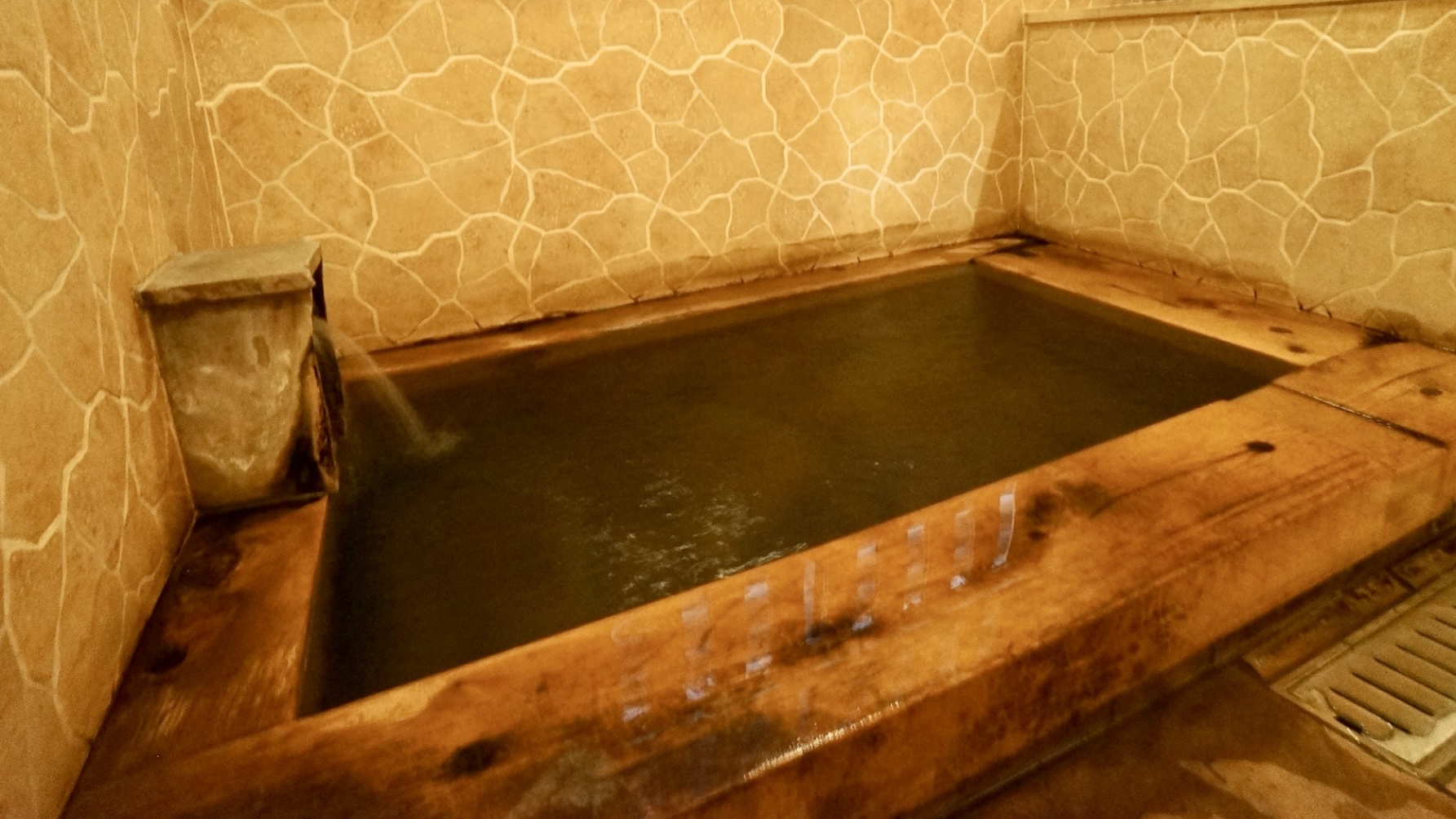 ひのき風呂（家族湯）温かみのある檜をふんだんに使った内湯
