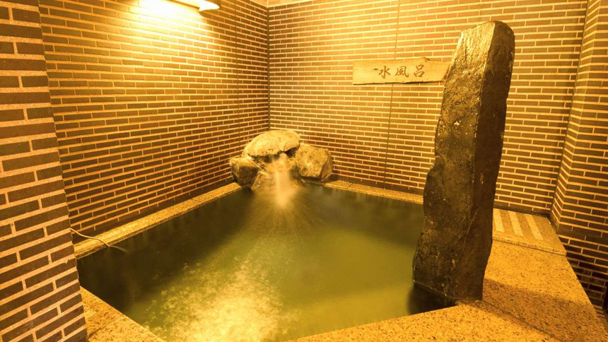 大浴場水風呂（水温:16〜17℃）