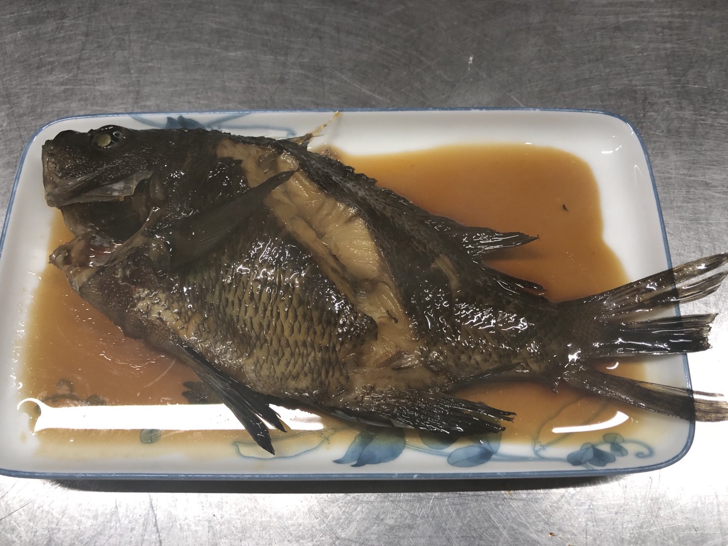 獲れたての地魚を煮つけで