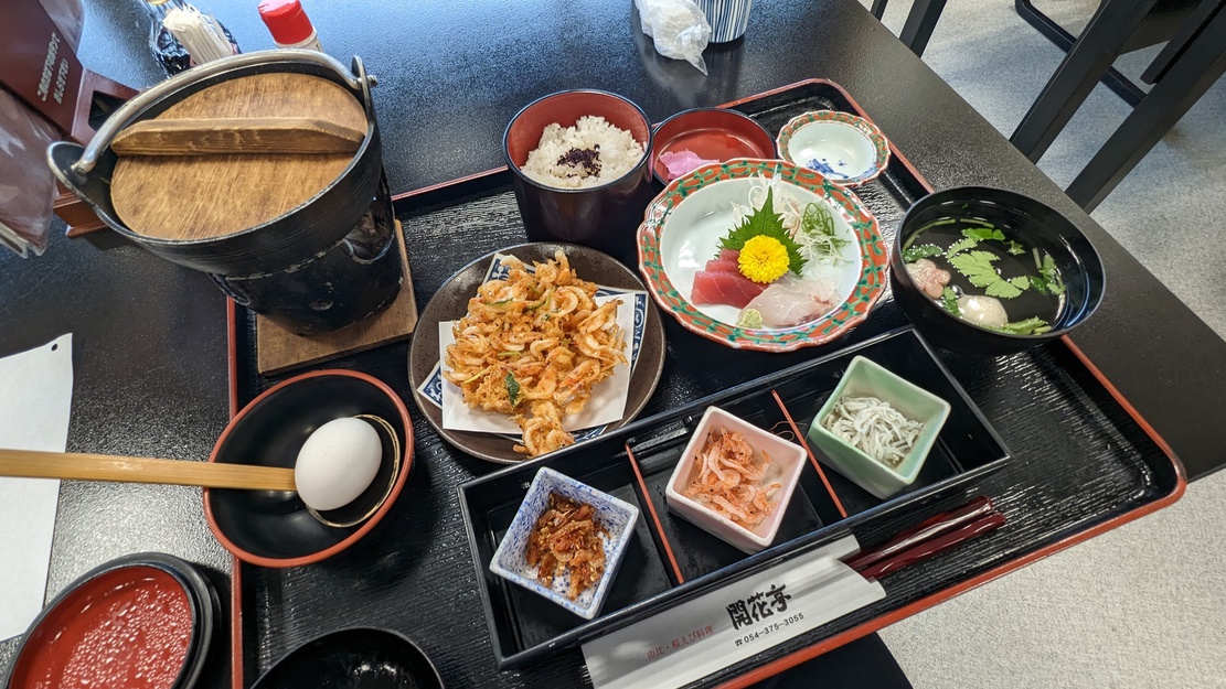 *料理一例（桜えびづくし御膳）／桜えびをメインに新鮮な魚介が味わえます。