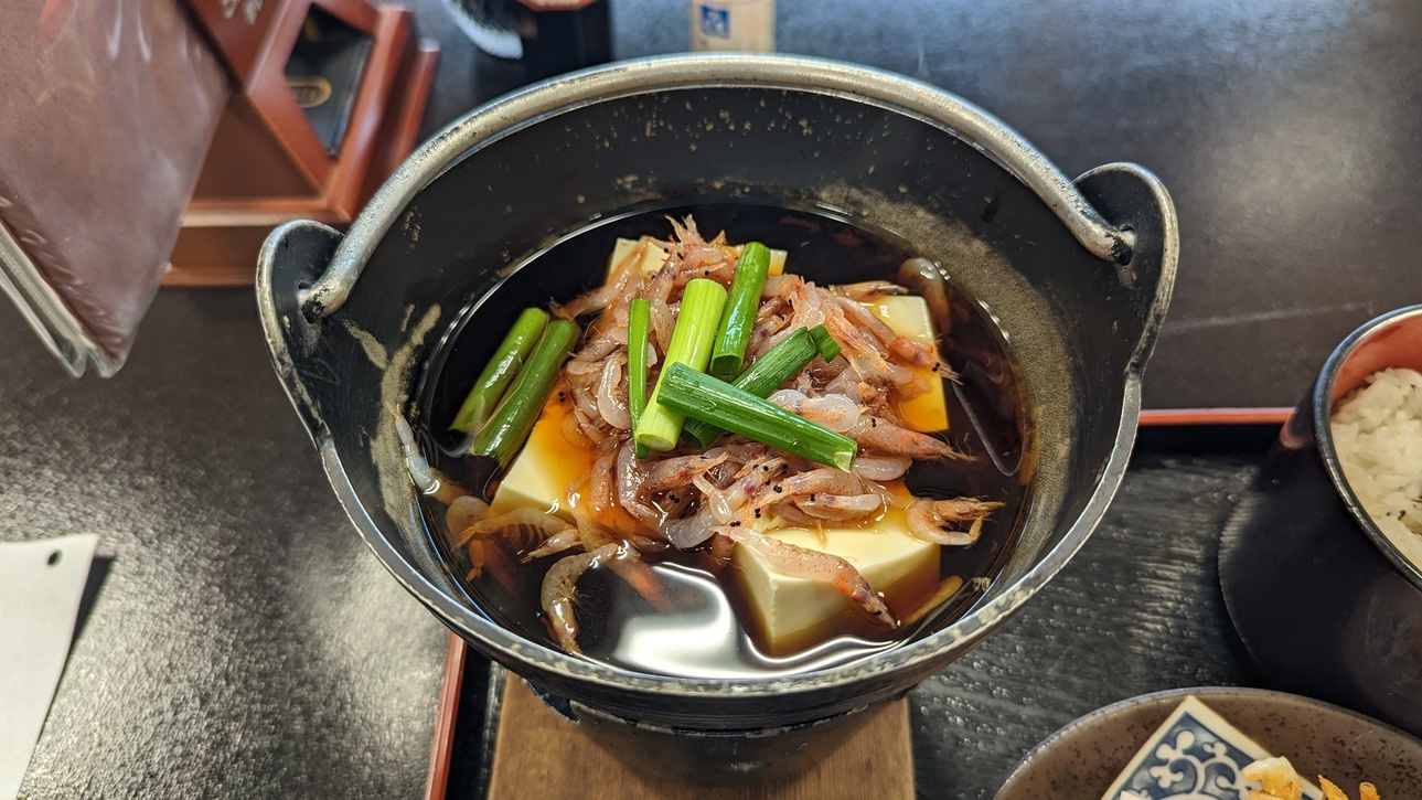 *料理一例／漁師の伝統鍋料理「沖上がり（桜えび鍋）」。桜えびと豆腐をすき焼き風に煮て、卵でとじる一品