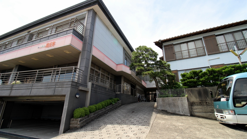 *外観／左がお食事処（開花亭）、右が宿泊棟でございます。