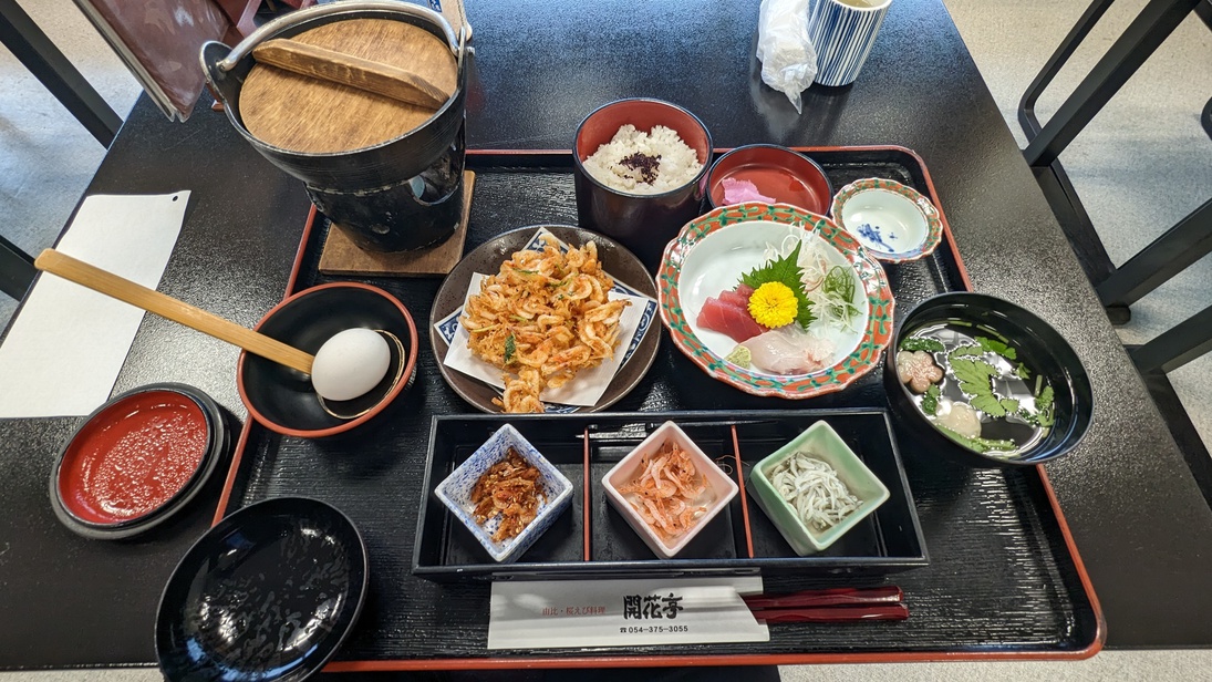 *料理一例（桜えびづくし御膳）／桜えびをメインに新鮮な魚介が味わえます。