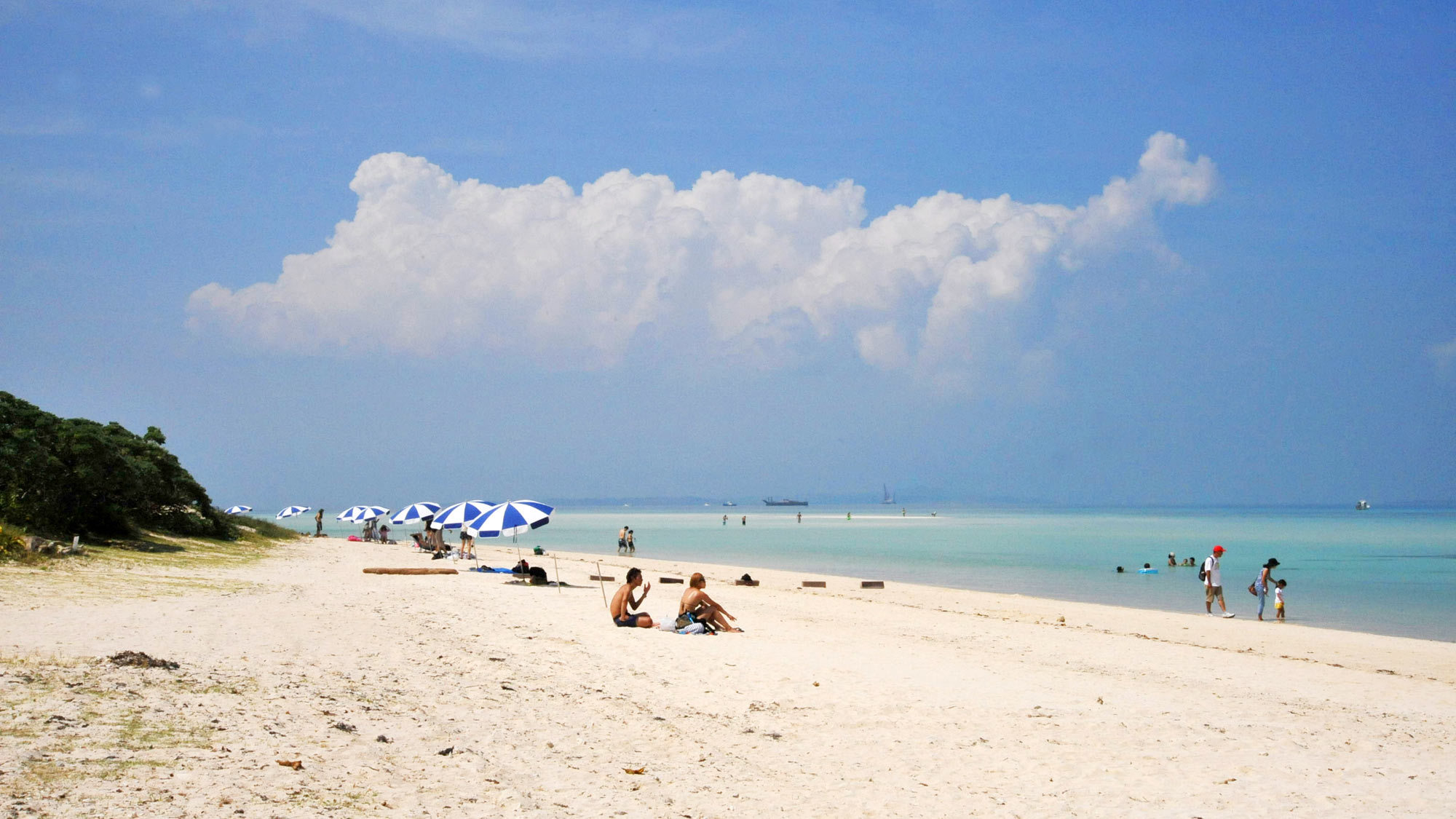 *【コンドイビーチ】一番人気のビーチ♪遠浅で、干潮時には沖に現れる砂浜に歩いて渡ることもできます。