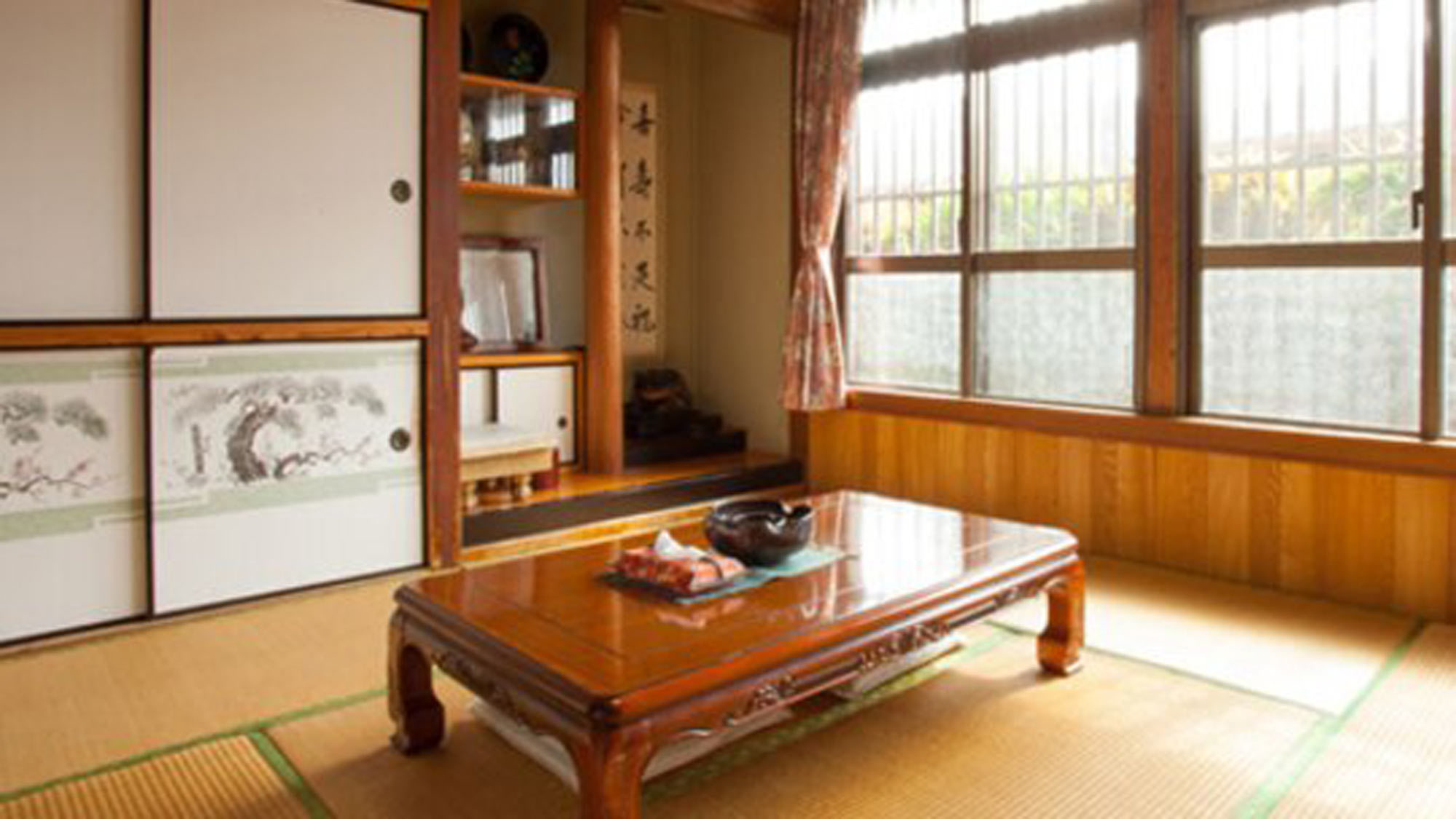 *【本館】故・司馬遼太郎さんが宿泊されたお部屋。「街道をゆく」に書かれていた置物も置いてあります。