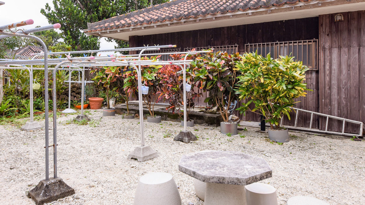 *中庭の物干し場：ランドリーで洗って沖縄の風で乾燥