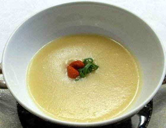 スープ〔清里産長葱のクリーム〕（一例）