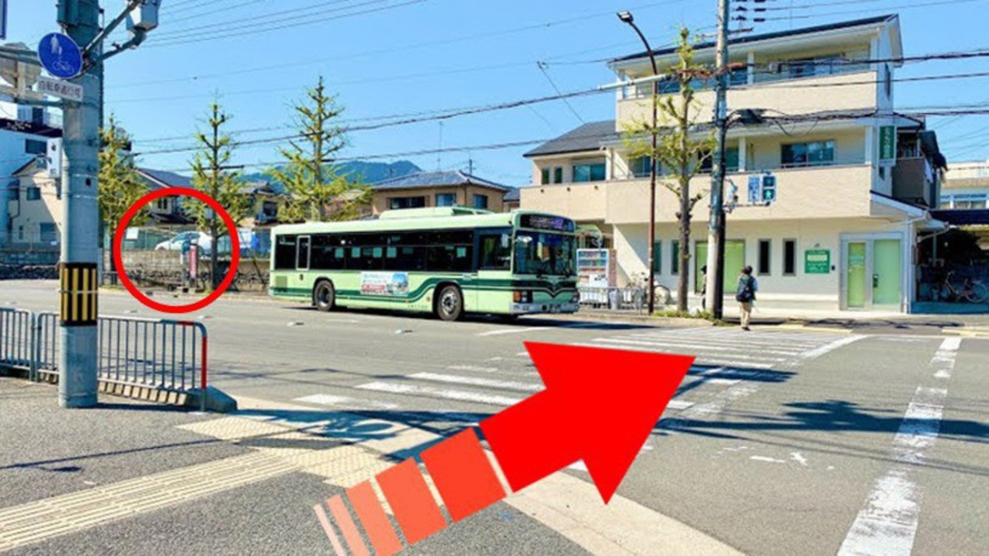 ⑤大通り（丸太町通り）の横断歩道を渡った左手にバス停がございます。