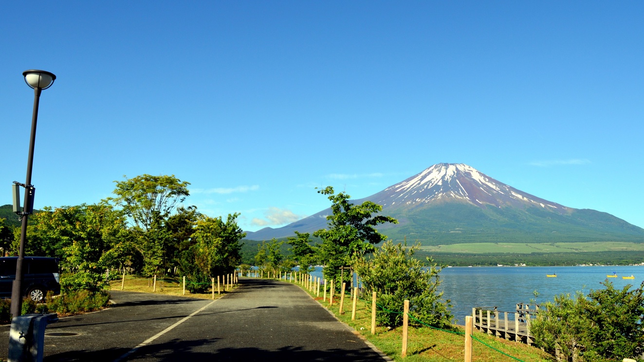 *富士山と山中湖／山中湖交流プラザきららからのぞむ雄大な富士山と山中湖