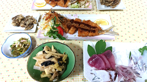 ある日の夕食（サヨリのフライ、西表産タケノコ、モズクの天ぷら、カーナの和え物、刺身）