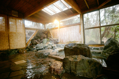 疲れを癒す天然温泉の岩風呂