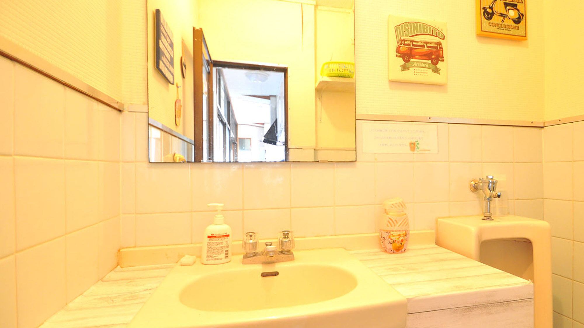 【2階洗面台&男性用(小)トイレ-(共同)】お出かけの準備に余裕のある広さの洗面台