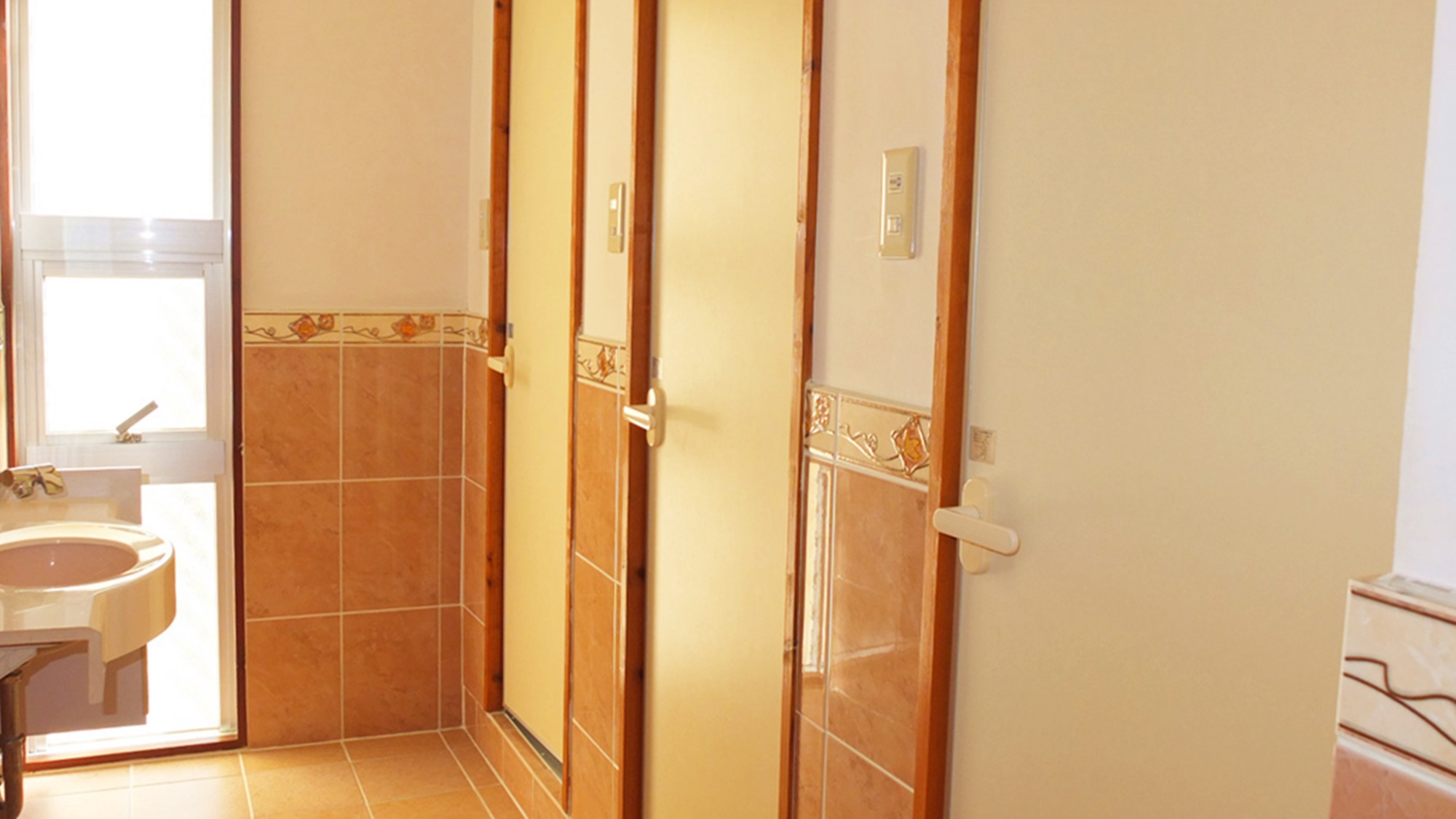 *シャワートイレ／明るく清潔なシャワートイレは館内男女別に７箇所。