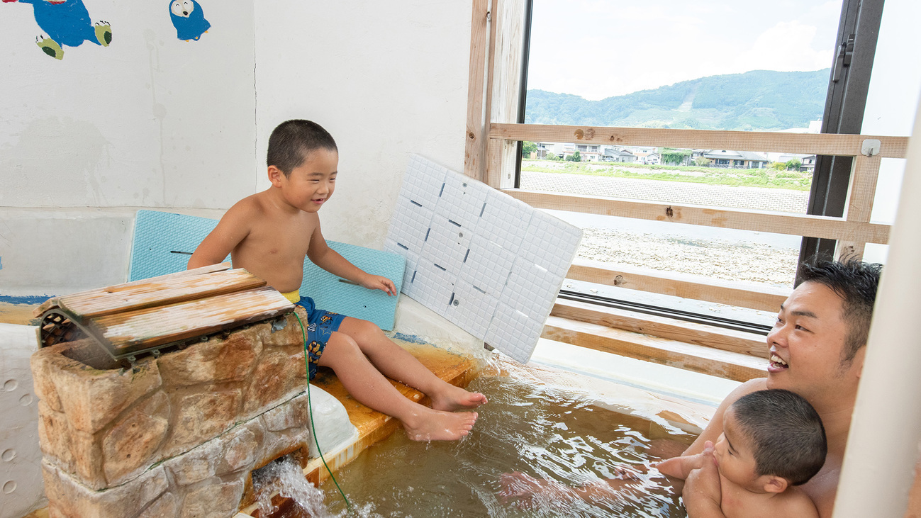 Chikugogawa Onsen Fukusenka The 3-star Chikugogawa Onsen Fukusenka offers comfort and convenience whether youre on business or holiday in Asakura. The property offers guests a range of services and amenities designed to provide