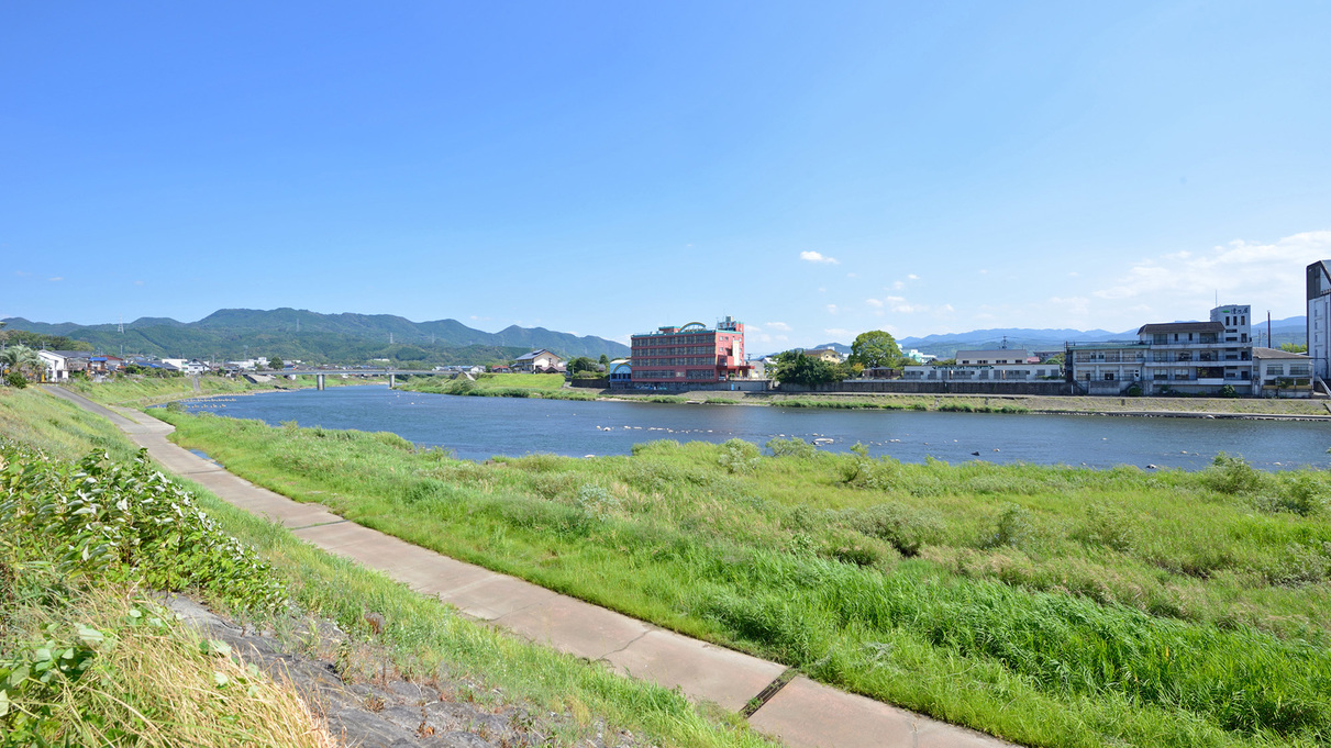 *宿の目前に雄大な筑後川が流れています