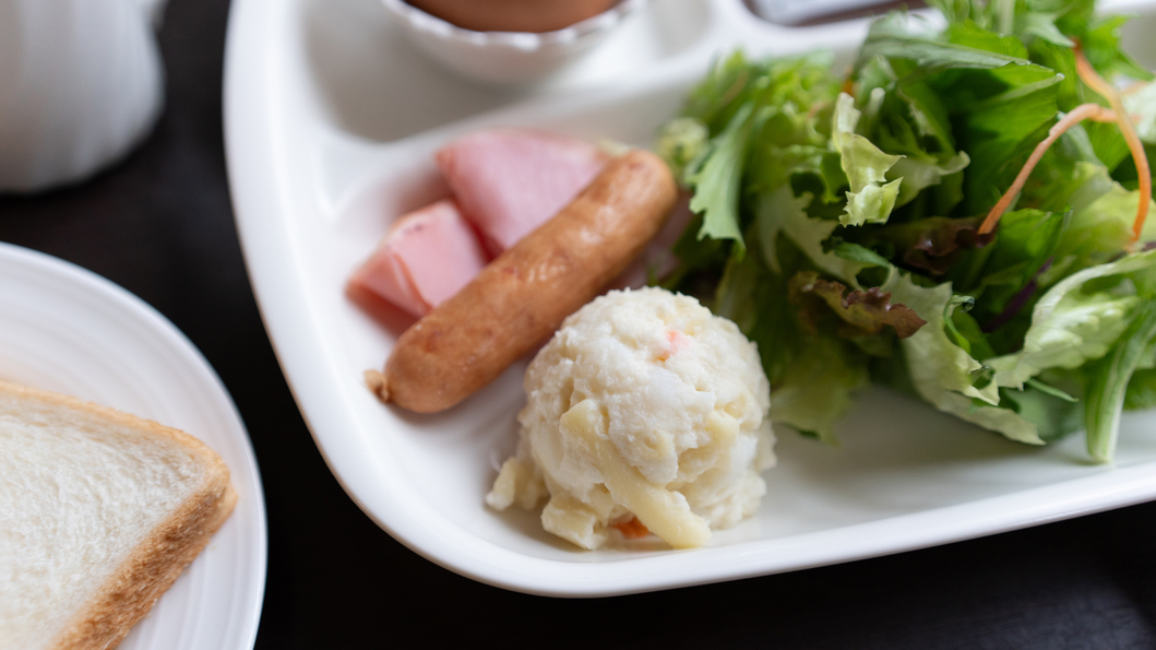 【朝食】ソーセージ、ハム、ポテトサラダ