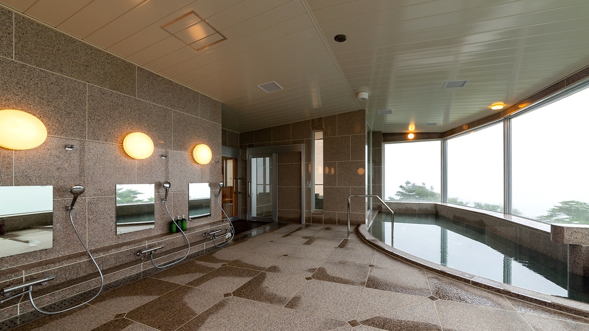 *大浴場。大きな窓からは四国カルストの絶景を一望。