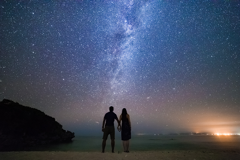 トケイ浜にてシルエットカップル写真