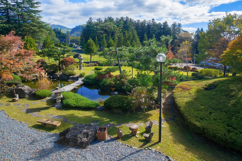 ２階廊下からの日本庭園