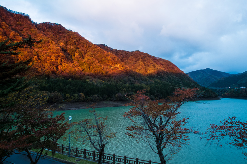 朝焼けの赤谷湖