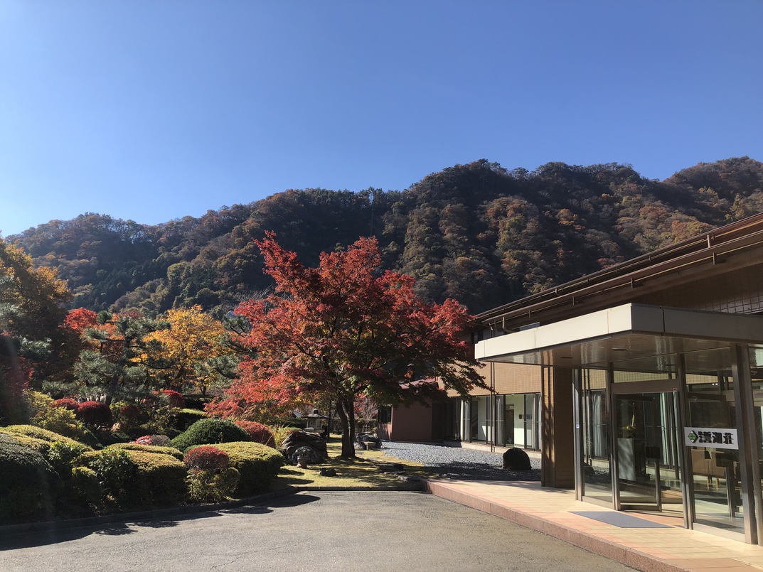 秋の誓湖荘正面玄関