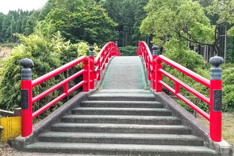 当館から徒歩2分にある観音橋