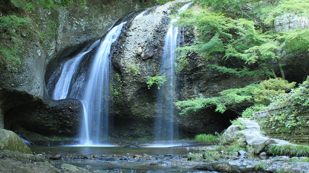 **【月待の滝】水量が増えると三筋の親子滝になるため、安産・子育て祈願の場とされてきました。