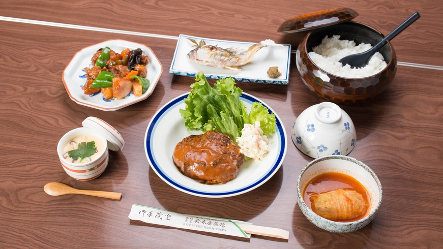 *【女将特製/日替わり家庭料理】御櫃にたっぷり入ったご飯はおかわりも自由です。