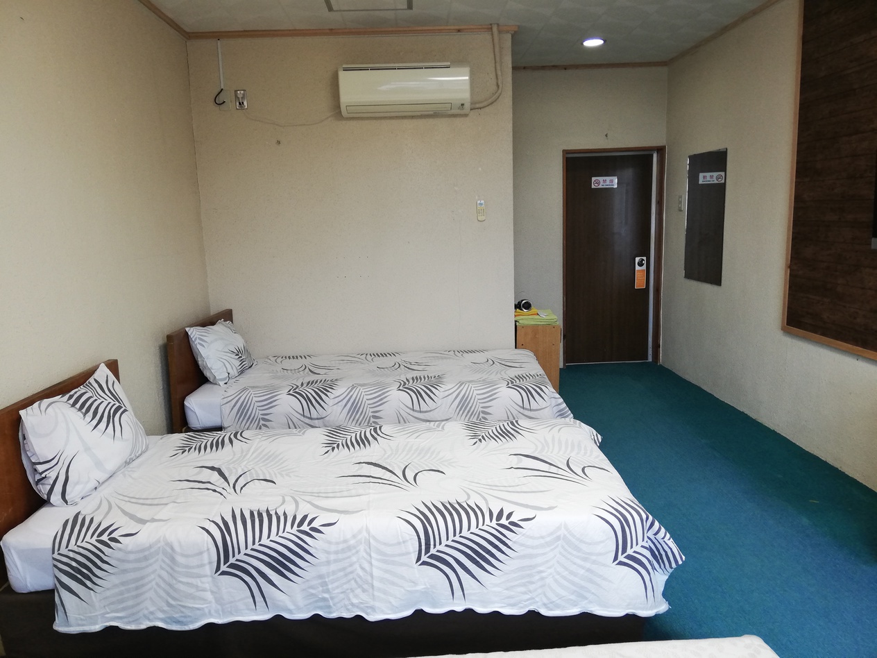 Seaside House Dugong(Kumejima) Ideally located in the Kumejima area, Seaside House Dugong(Kumejima) promises a relaxing and wonderful visit. The property has everything you need for a comfortable stay. Shuttle service are on the li