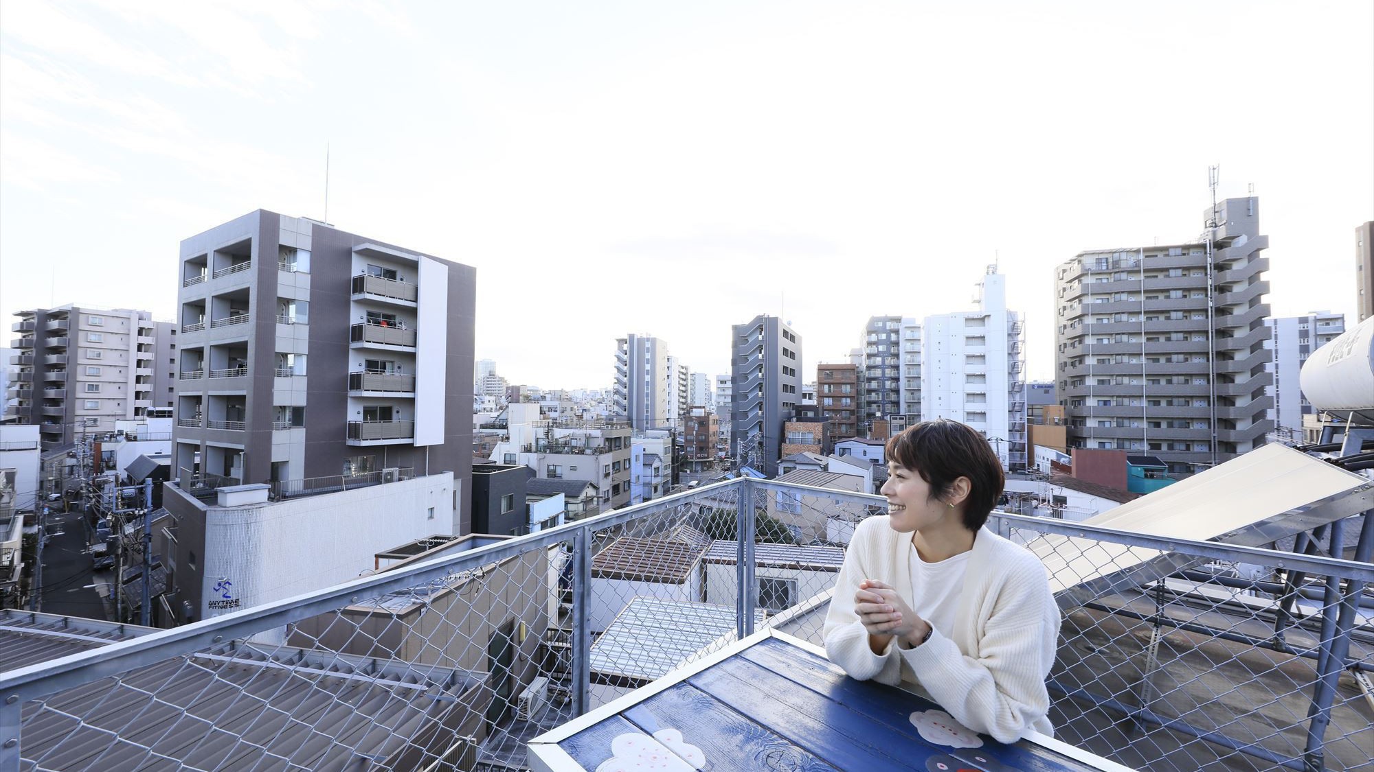 一涼みにビール、暑い日には日光浴、夕暮れ時に読書やヨガなど！