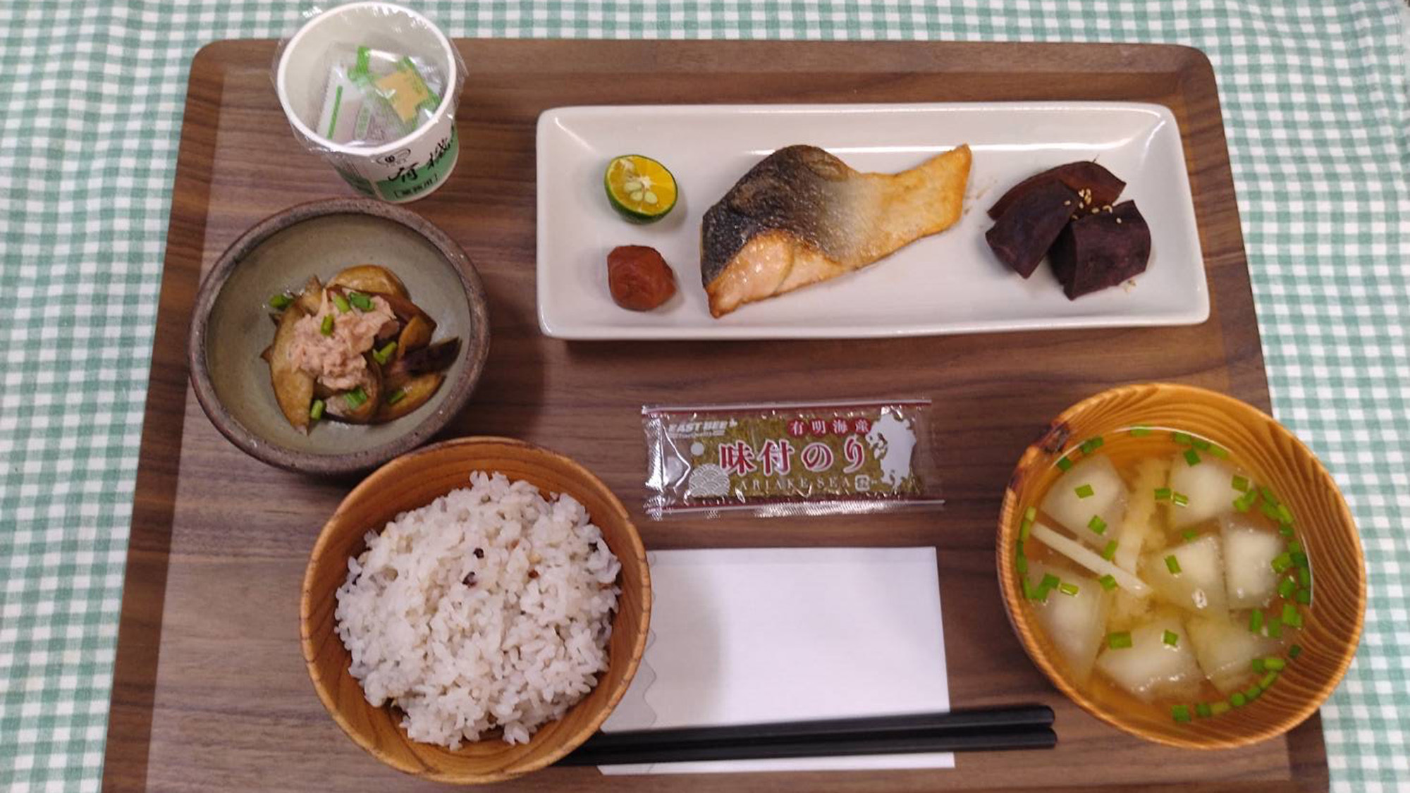 ・＜朝食一例＞和朝食の定番・焼き魚。朝からタンパク質を摂取してパワーを充電！