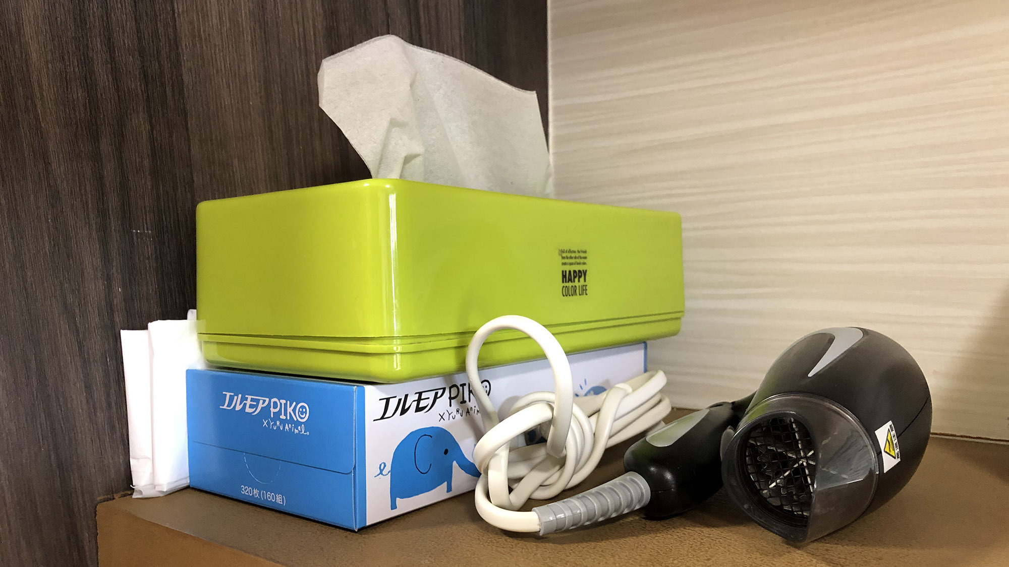 ・＜ファミリールーム＞ティッシュ、ドライヤーを完備。ヘアセットが出来て便利です