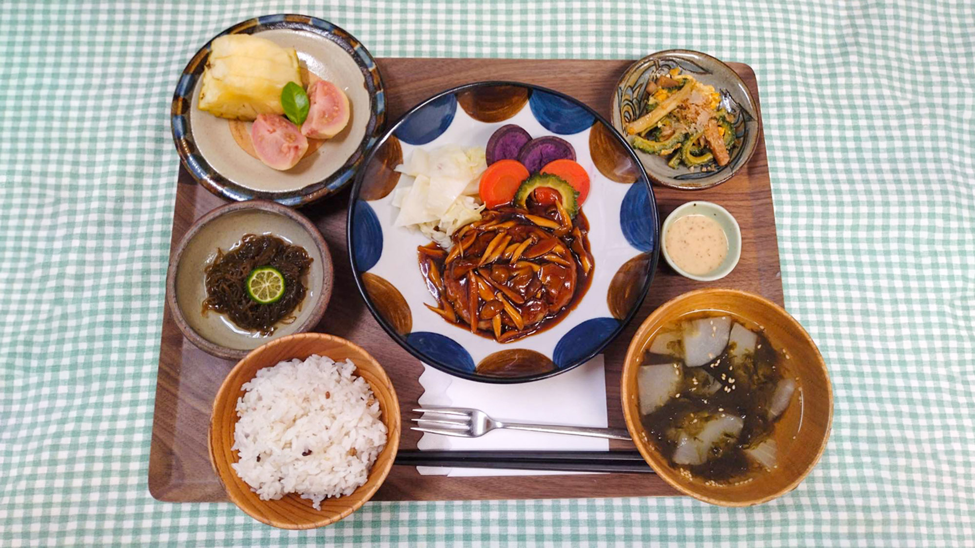 ・＜夕食一例＞みんな大好きなハンバーグ！ゴーヤチャンプルもあって沖縄を感じられます