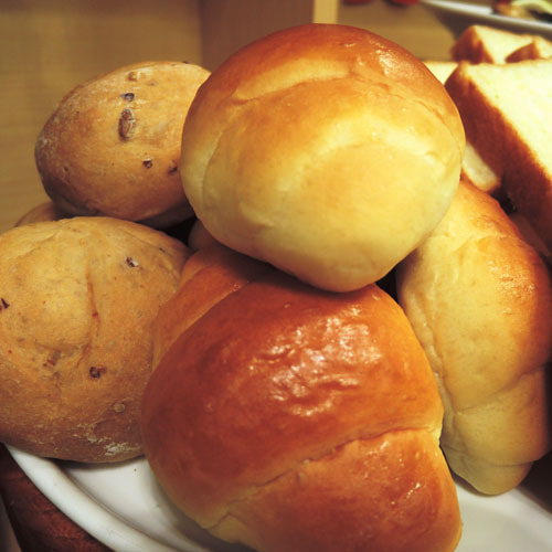 *【朝食バイキング一例】*朝食バイキングはパンもご用意しております。