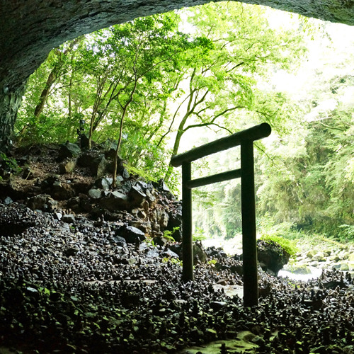 ＜天安河原＞（当館より車で約15分）。途中にある太鼓橋はパワースポットとして有名。