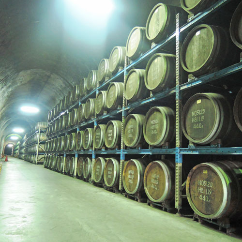 *＜トンネルの駅＞ひんやりとしたトンネルに約5000樽もの樫樽の焼酎が並ぶ（無料見学ＯＫ）