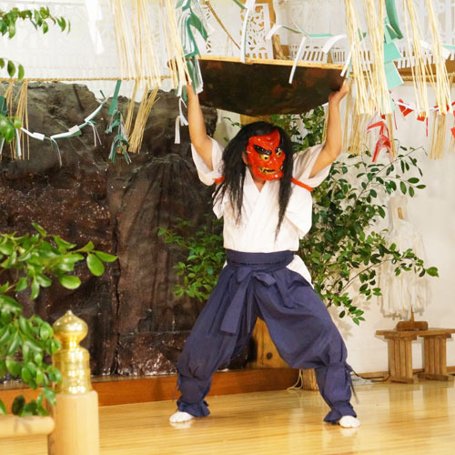 ＜高千穂の夜神楽＞天照大神の岩戸隠れの神話が描かれた民俗芸能。