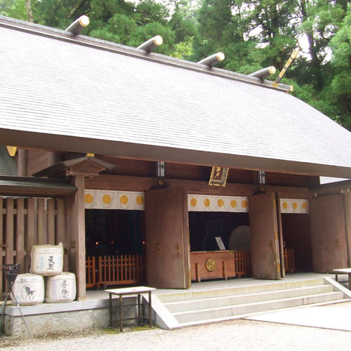 ＜天岩戸神社＞（当館より車で約15分）天照大神が隠れたといわれる洞窟「天岩戸」をご神体とする。