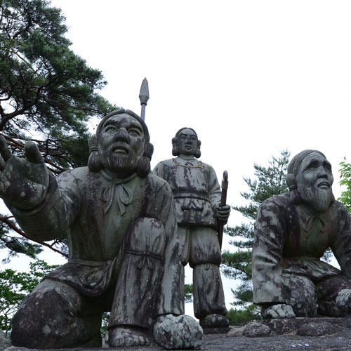 ＜雲海（国見ケ丘）＞（当館より車で8分）ニニギノミコト像が高千穂の町を見守っています。